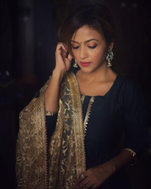 Pariva Pranati Instagram - Every moment of light and dark is a miracle ❤️ 

Captured by @iampuneetsuchdeva 

#blessed #indianwear #india #desi #design #happy #love #actor #salwarsuits #actorslife #parivapranati #bliss #waglekiduniya #vandanwagle #festival #canon #maccosmetics