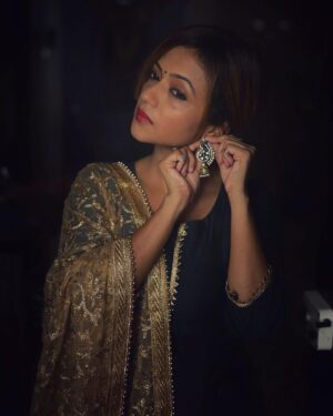 Pariva Pranati Instagram - Every moment of light and dark is a miracle ❤️ 

Captured by @iampuneetsuchdeva 

#blessed #indianwear #india #desi #design #happy #love #actor #salwarsuits #actorslife #parivapranati #bliss #waglekiduniya #vandanwagle #festival #canon #maccosmetics