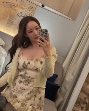 Park Min-young Instagram - Good morning🤍