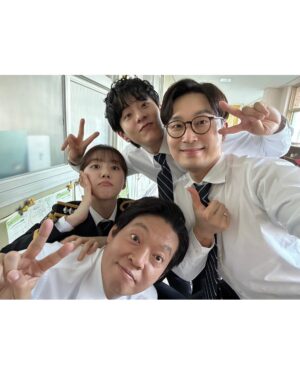Park Se-wan Instagram - @disneypluskr 
지금까지 송원 경찰서, 서민서 였습니다! 👮🏻