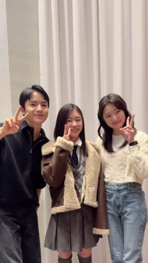 Park So-yi Instagram - 초대해줘서 고마웡❤️
역시 너무나도 훌륭한 배우 우진이
예쁘고 착한 우리 수인이도 반가웠어~
.
.
.
.
.
.
.
.
.

#검은수녀들 #시사회 #atypicalfamily