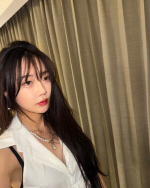 Park Soo-bin Instagram - These days outfit zip. 마지막은 기절한 사진 맞음