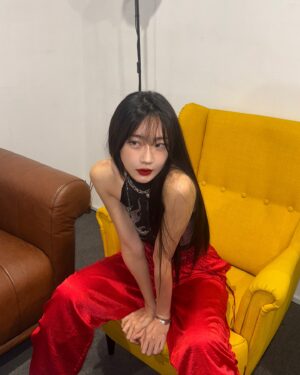 Park Soo-bin Instagram - These days outfit zip. 마지막은 기절한 사진 맞음