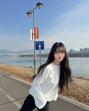 Park Soo-bin Instagram - 살면서 입어본 바지중에 핏이 제일 이쁜 바지....오묘한 남색의 텐션있는 소재까지 🥹 포슬포슬한 니트랑 한벌로 정말 교복처럼 입고 있어유 인그탄트펑크 진심 너무 사랑해 아