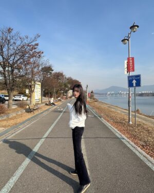 Park Soo-bin Instagram - 살면서 입어본 바지중에 핏이 제일 이쁜 바지....오묘한 남색의 텐션있는 소재까지 🥹 포슬포슬한 니트랑 한벌로 정말 교복처럼 입고 있어유 인그탄트펑크 진심 너무 사랑해 아