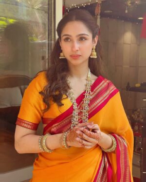 Pashmina Roshan Instagram - Just my standard 3 poses 🌼🥰