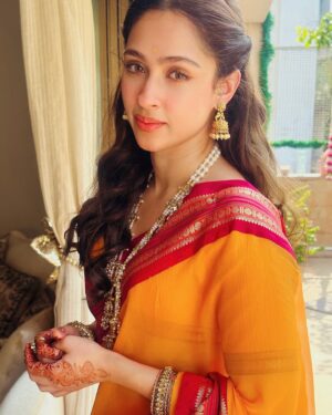 Pashmina Roshan Instagram - Just my standard 3 poses 🌼🥰
