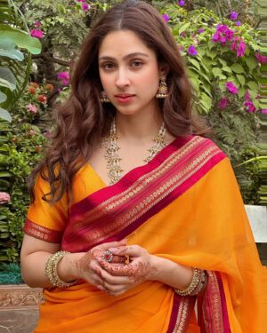 Pashmina Roshan Instagram - Just my standard 3 poses 🌼🥰