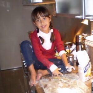 Patricia Echegoyen Instagram - Hoy...parece mentira...se cumplen 20 años.!!🍾👏🎂..desde que llegaste a nuestras vidas..para hacernos tan pero tan Felices!!!a mi ..me.convertiste en Mama..a Rodri..en tu amado papa.😍.y a nosotros..en Familia!!!..y estoy orgullosa y Feliz..de la Mujercita que cada día ....crece y crece...y de estar presente en cada dia..en cada momento..❤️Me encanta acompañarte y verte tan Feliz...Que se cumplan todos tus deseos ..porque te mereces TODO LO MEJOR..Te AMO HIJA ...se Feliz!!🎂👏🍾❤️❤️❤️❤️❤️@rodrihindu .@lulu_pardoo