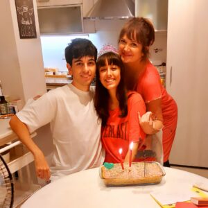 Patricia Echegoyen Instagram - Hoy...parece mentira...se cumplen 20 años.!!🍾👏🎂..desde que llegaste a nuestras vidas..para hacernos tan pero tan Felices!!!a mi ..me.convertiste en Mama..a Rodri..en tu amado papa.😍.y a nosotros..en Familia!!!..y estoy orgullosa y Feliz..de la Mujercita que cada día ....crece y crece...y de estar presente en cada dia..en cada momento..❤️Me encanta acompañarte y verte tan Feliz...Que se cumplan todos tus deseos ..porque te mereces TODO LO MEJOR..Te AMO HIJA ...se Feliz!!🎂👏🍾❤️❤️❤️❤️❤️@rodrihindu .@lulu_pardoo