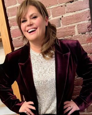 Patricia Paquin Instagram - Ouf!!!! Toute une surprise! 
Pour la petite histoire, le 11 décembre, je croyais m’en aller faire une entrevue et une session de photos pour un magazine. Quand j’ai vu Paul Arcand et les caméras, je pensais qu’ils faisaient un documentaire, loin de m’imaginer qu’ils étaient là pour moi… ensuite France Beaudoin est apparue! Je comprenais rien! Je suis si touchée d’avoir vécu ce moment. Merci à toi France et à ta superbe équipe d’ @endirectdelunivers 
Merci à mon chum qui a géré les enfants, les répétitions et tout le tralala sans que jamais je me doute de quoique ce soit, tu es un complice extraordinaire! Mon ex, qui a aussi mis la main à la pâte avec mon Benjamin qui m’a fait brailler ma vie en Forrest Gump. Merci à ma famille et à mes amis de m’avoir joué dans le dos! Et un merci particulier à Geneviève, ma gérante qui m’a enveloppé de douceur et de cachoteries. 
Une année qui s’amorce dans la surprise, dans la joie et l’amour !!! À vous tous je vous souhaite du gros fun pour 2025 🥳 ❤️❤️❤️
PS: Du gros love à Marthe, Alex(Mona) et Louis xxx