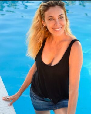 Patricia Viggiano Instagram - Buen fin de semana! Pásenlo lindo y recuerden todo pasa …nada es p siempre, agradece todo lo q aprendiste y cosechaste …
Vibremos alto …la vida es ahora no ayer sólo hoy y las horas vuelan, los segundos se hacen minutos y los minutos horas y las horas días y los días vuelan …bajemos a él ahora y conectemos con el amor en todo …
El amor nos baja, nos serena y x sobre todas las cosas …nos ilumina de adentro hacia afuera…donde está la verdadera  felicidad …la del alma… nuestra alma y si vibras con ella … la vida es una fiesta!✨✨✨✨

PH: @sebanaonok 
  @aguspulidook