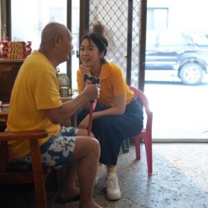 Patty Pei-Yu Lee Instagram - —
那個清晨六點就啟程南下的一天。我們一行人到了彰化一個小漁村探訪許阿公，跟著介惠基金會的一員-照護員阿華姐一起認識阿公的生活、飲食、暗黑黑的日常。

我把《hihi!導覽先生》裡學會的台語全部用上了，我歪歪的講、阿公也歪歪的聽得很開心，在他暗暗的世界裡無非只是想要有個人跟他講話、參與他的人生而已。
陪他吃飯（喔阿公吃超多的讚讚讚）、散步（漁村的風有點太透了老師！）、好好聊天，聊往事聊現況，聊無緣的家人和他已豁達的人生觀。

介惠基金會的制度是我很喜歡的循環，也因為全盤的了解了，很榮幸的答應了此次的邀約。能夠讓偏鄉婦女受訓就職稱爲專業的照護員、一天跑好幾個需要照顧的家庭，只要肯做，收入不僅不差、還可以穩穩定定的養家，這是不需要離鄉背井就能夠成全的美好平衡，真的很棒！

每一分捐出的善款，都是作為職業訓練以及照護員的薪水，像阿華姐如此般能夠穩定的服務許阿公給他滿滿的安全感實在難能可貴，也讓我們捐款人在過日子之虞、有餘力投入的善款，能夠被好好的使用。（捐款連結在首頁❤️）

謝謝介惠基金會，好想要繼續跟著你們一起出任務！
#介惠基金會 @jiehhuey2024 
#愛心接力讓溫暖無限延續
#霈瑜最愛撩阿公