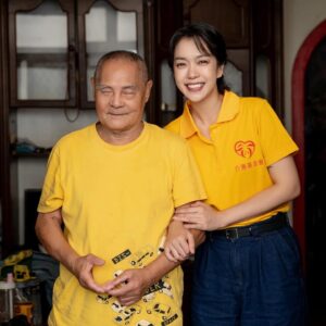 Patty Pei-Yu Lee Instagram - —
那個清晨六點就啟程南下的一天。我們一行人到了彰化一個小漁村探訪許阿公，跟著介惠基金會的一員-照護員阿華姐一起認識阿公的生活、飲食、暗黑黑的日常。

我把《hihi!導覽先生》裡學會的台語全部用上了，我歪歪的講、阿公也歪歪的聽得很開心，在他暗暗的世界裡無非只是想要有個人跟他講話、參與他的人生而已。
陪他吃飯（喔阿公吃超多的讚讚讚）、散步（漁村的風有點太透了老師！）、好好聊天，聊往事聊現況，聊無緣的家人和他已豁達的人生觀。

介惠基金會的制度是我很喜歡的循環，也因為全盤的了解了，很榮幸的答應了此次的邀約。能夠讓偏鄉婦女受訓就職稱爲專業的照護員、一天跑好幾個需要照顧的家庭，只要肯做，收入不僅不差、還可以穩穩定定的養家，這是不需要離鄉背井就能夠成全的美好平衡，真的很棒！

每一分捐出的善款，都是作為職業訓練以及照護員的薪水，像阿華姐如此般能夠穩定的服務許阿公給他滿滿的安全感實在難能可貴，也讓我們捐款人在過日子之虞、有餘力投入的善款，能夠被好好的使用。（捐款連結在首頁❤️）

謝謝介惠基金會，好想要繼續跟著你們一起出任務！
#介惠基金會 @jiehhuey2024 
#愛心接力讓溫暖無限延續
#霈瑜最愛撩阿公
