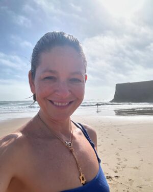 Paula Lobo Antunes Instagram - Primeiro mergulho dos 49 🌊 
#nofilter #justmeandohomemdoleme
PS. Parabens @rudyribeiro74