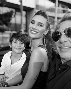 Paula Morales Instagram - Fotos que ameritaban posteo 😊😍
🌟💫✨

#villacarlospaz 

@fabianvenaestudio 
@valentinovena 
Gracias amiga @fiorencella por otro vestido heredado 😂♥️ 
Gracias @alecalderon.ok por peinarme y coserme el vestido 🙌🏼
Gracias @mariosarok 📸
#premioscarlos