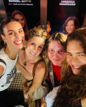 Paula Morales Instagram - Nuestro último y movidito mes ✨💫 Ojo que al final les dejo un regalito de yapa 🧑🏻‍🍳 

1, 2, 3 y 4. Estrené obra en la temporada del verano porteño acompada por @beniciolembo 😍 y amigas amadas ♥️ (los esperamos con @imanescomedia todos los jueves, viernes y sábados en @teatropicadilly con compañerazos talentosos y buena gente @manu.pal y @ffaustobengoechea )
5, 6, 7 y 8. 😎🚗✈️😍
9. Grabando la voz de Alexa para @inmadurosobra en Carlos Paz 
10. 🏖️ 
11. 🍺
12. En las alturas del teatro Picadilly 
13. Recibiendo el 2025 💫✨
14. El video que les mandamos a los abus desde Carlos Paz 😁
15. 🎂🎈
16. Revisando lo que grabé #inmaduros
17. Pancakes sin tacc rápidos y fáciles de hacer 😋
