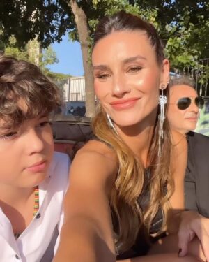 Paula Morales Instagram - Fotos que ameritaban posteo 😊😍
🌟💫✨

#villacarlospaz 

@fabianvenaestudio 
@valentinovena 
Gracias amiga @fiorencella por otro vestido heredado 😂♥️ 
Gracias @alecalderon.ok por peinarme y coserme el vestido 🙌🏼
Gracias @mariosarok 📸
#premioscarlos