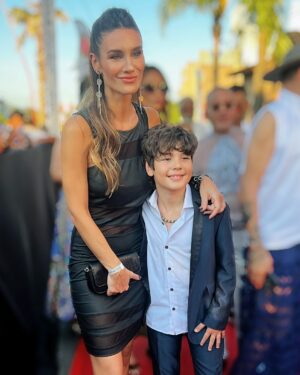 Paula Morales Instagram - Fotos que ameritaban posteo 😊😍
🌟💫✨

#villacarlospaz 

@fabianvenaestudio 
@valentinovena 
Gracias amiga @fiorencella por otro vestido heredado 😂♥️ 
Gracias @alecalderon.ok por peinarme y coserme el vestido 🙌🏼
Gracias @mariosarok 📸
#premioscarlos