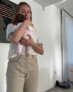 Paula Usero Instagram - Bienvenidas al recap 2024, part 1. 
Este año pasaron muchas cosas. 
Lo empecé en la ciudad donde nací, me cambié de casa, cambié de status civil, decoré 50 metros y compré muchos muebles. Mi vecindario nuevo me gusta, pero pago mucho por mi alquiler y eso me gusta menos. Quiero tener mi propia casa, pero no tengo suficientes ahorros y tampoco sé dónde buscar porque lo de elegir siempre se me dio regular. Soy madre gatuna soltera a tiempo completo. Eso también cambió. Trabajé mucho. Viví uno de los mejores veranos que puedo recordar de adulta. Viajé mucho. He ido mucho al mar. He comido muchas cosas ricas. He bailado más que en toda mi vida y he reído a partes iguales. He sentido a mis amigos y amigas mucho más cerca. He sentido mucho, muy potente, muy intenso. Eso ha sido increíble . He vuelto a mimarme mucho. He respetado mis tiempos y he intentado estar en calma. Me he hecho tatuajes y me he quitado otros, porque así soy a veces. He visto muchísimas golden hours que me han cambiado la cara de color durante mucho rato. He escuchado mucha música y he quemado mucho palosanto. He cumplido la edad de Cristo pero siento que soy más joven que nunca, también creo que soy una tía chulisima y nunca antes lo había pensado. Me he dado cuenta de las cosas que me gusta hacer, y de las que me gustaría. He hecho un vissionboard y si lo cumplo puede ser un nuevo año bastante épico.  Este, por lo pronto, terminará en otra ciudad de otro país. 
Y seguramente tomaré lentejas y gelatto, y veré fuegos artificiales y mientras pensaré en todas estas cosas buenas que me han pasado este año por atreverme a ser valiente. Porque está bien querer romper con cosas que sientes que ya no te hacen bien, y perderte y sentir que nada tiene sentido, pero de repente sí.
Gracias a quienes estuvieron y marcharon. A los que fueron sostén, y a los que llegaron de casualidad y se quedaron💛🧡