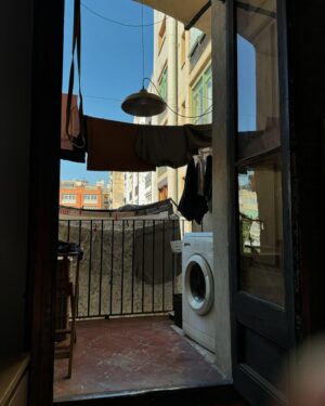 Paula Usero Instagram - Bienvenidas al recap 2024, part 1. 
Este año pasaron muchas cosas. 
Lo empecé en la ciudad donde nací, me cambié de casa, cambié de status civil, decoré 50 metros y compré muchos muebles. Mi vecindario nuevo me gusta, pero pago mucho por mi alquiler y eso me gusta menos. Quiero tener mi propia casa, pero no tengo suficientes ahorros y tampoco sé dónde buscar porque lo de elegir siempre se me dio regular. Soy madre gatuna soltera a tiempo completo. Eso también cambió. Trabajé mucho. Viví uno de los mejores veranos que puedo recordar de adulta. Viajé mucho. He ido mucho al mar. He comido muchas cosas ricas. He bailado más que en toda mi vida y he reído a partes iguales. He sentido a mis amigos y amigas mucho más cerca. He sentido mucho, muy potente, muy intenso. Eso ha sido increíble . He vuelto a mimarme mucho. He respetado mis tiempos y he intentado estar en calma. Me he hecho tatuajes y me he quitado otros, porque así soy a veces. He visto muchísimas golden hours que me han cambiado la cara de color durante mucho rato. He escuchado mucha música y he quemado mucho palosanto. He cumplido la edad de Cristo pero siento que soy más joven que nunca, también creo que soy una tía chulisima y nunca antes lo había pensado. Me he dado cuenta de las cosas que me gusta hacer, y de las que me gustaría. He hecho un vissionboard y si lo cumplo puede ser un nuevo año bastante épico.  Este, por lo pronto, terminará en otra ciudad de otro país. 
Y seguramente tomaré lentejas y gelatto, y veré fuegos artificiales y mientras pensaré en todas estas cosas buenas que me han pasado este año por atreverme a ser valiente. Porque está bien querer romper con cosas que sientes que ya no te hacen bien, y perderte y sentir que nada tiene sentido, pero de repente sí.
Gracias a quienes estuvieron y marcharon. A los que fueron sostén, y a los que llegaron de casualidad y se quedaron💛🧡