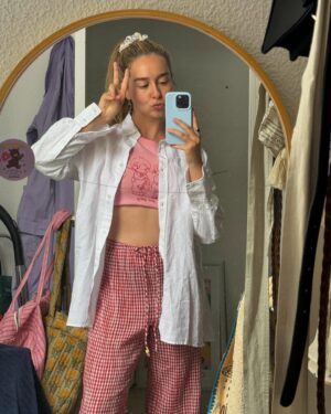 Paula Usero Instagram - Bienvenidas al recap 2024, part 1. 
Este año pasaron muchas cosas. 
Lo empecé en la ciudad donde nací, me cambié de casa, cambié de status civil, decoré 50 metros y compré muchos muebles. Mi vecindario nuevo me gusta, pero pago mucho por mi alquiler y eso me gusta menos. Quiero tener mi propia casa, pero no tengo suficientes ahorros y tampoco sé dónde buscar porque lo de elegir siempre se me dio regular. Soy madre gatuna soltera a tiempo completo. Eso también cambió. Trabajé mucho. Viví uno de los mejores veranos que puedo recordar de adulta. Viajé mucho. He ido mucho al mar. He comido muchas cosas ricas. He bailado más que en toda mi vida y he reído a partes iguales. He sentido a mis amigos y amigas mucho más cerca. He sentido mucho, muy potente, muy intenso. Eso ha sido increíble . He vuelto a mimarme mucho. He respetado mis tiempos y he intentado estar en calma. Me he hecho tatuajes y me he quitado otros, porque así soy a veces. He visto muchísimas golden hours que me han cambiado la cara de color durante mucho rato. He escuchado mucha música y he quemado mucho palosanto. He cumplido la edad de Cristo pero siento que soy más joven que nunca, también creo que soy una tía chulisima y nunca antes lo había pensado. Me he dado cuenta de las cosas que me gusta hacer, y de las que me gustaría. He hecho un vissionboard y si lo cumplo puede ser un nuevo año bastante épico.  Este, por lo pronto, terminará en otra ciudad de otro país. 
Y seguramente tomaré lentejas y gelatto, y veré fuegos artificiales y mientras pensaré en todas estas cosas buenas que me han pasado este año por atreverme a ser valiente. Porque está bien querer romper con cosas que sientes que ya no te hacen bien, y perderte y sentir que nada tiene sentido, pero de repente sí.
Gracias a quienes estuvieron y marcharon. A los que fueron sostén, y a los que llegaron de casualidad y se quedaron💛🧡