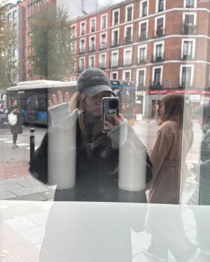 Paula Usero Instagram - Bienvenidas al recap 2024, part 1. 
Este año pasaron muchas cosas. 
Lo empecé en la ciudad donde nací, me cambié de casa, cambié de status civil, decoré 50 metros y compré muchos muebles. Mi vecindario nuevo me gusta, pero pago mucho por mi alquiler y eso me gusta menos. Quiero tener mi propia casa, pero no tengo suficientes ahorros y tampoco sé dónde buscar porque lo de elegir siempre se me dio regular. Soy madre gatuna soltera a tiempo completo. Eso también cambió. Trabajé mucho. Viví uno de los mejores veranos que puedo recordar de adulta. Viajé mucho. He ido mucho al mar. He comido muchas cosas ricas. He bailado más que en toda mi vida y he reído a partes iguales. He sentido a mis amigos y amigas mucho más cerca. He sentido mucho, muy potente, muy intenso. Eso ha sido increíble . He vuelto a mimarme mucho. He respetado mis tiempos y he intentado estar en calma. Me he hecho tatuajes y me he quitado otros, porque así soy a veces. He visto muchísimas golden hours que me han cambiado la cara de color durante mucho rato. He escuchado mucha música y he quemado mucho palosanto. He cumplido la edad de Cristo pero siento que soy más joven que nunca, también creo que soy una tía chulisima y nunca antes lo había pensado. Me he dado cuenta de las cosas que me gusta hacer, y de las que me gustaría. He hecho un vissionboard y si lo cumplo puede ser un nuevo año bastante épico.  Este, por lo pronto, terminará en otra ciudad de otro país. 
Y seguramente tomaré lentejas y gelatto, y veré fuegos artificiales y mientras pensaré en todas estas cosas buenas que me han pasado este año por atreverme a ser valiente. Porque está bien querer romper con cosas que sientes que ya no te hacen bien, y perderte y sentir que nada tiene sentido, pero de repente sí.
Gracias a quienes estuvieron y marcharon. A los que fueron sostén, y a los que llegaron de casualidad y se quedaron💛🧡