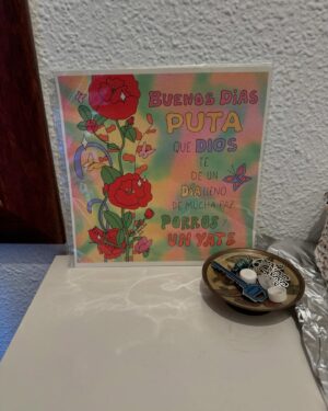 Paula Usero Instagram - Bienvenidas al recap 2024, part 1. 
Este año pasaron muchas cosas. 
Lo empecé en la ciudad donde nací, me cambié de casa, cambié de status civil, decoré 50 metros y compré muchos muebles. Mi vecindario nuevo me gusta, pero pago mucho por mi alquiler y eso me gusta menos. Quiero tener mi propia casa, pero no tengo suficientes ahorros y tampoco sé dónde buscar porque lo de elegir siempre se me dio regular. Soy madre gatuna soltera a tiempo completo. Eso también cambió. Trabajé mucho. Viví uno de los mejores veranos que puedo recordar de adulta. Viajé mucho. He ido mucho al mar. He comido muchas cosas ricas. He bailado más que en toda mi vida y he reído a partes iguales. He sentido a mis amigos y amigas mucho más cerca. He sentido mucho, muy potente, muy intenso. Eso ha sido increíble . He vuelto a mimarme mucho. He respetado mis tiempos y he intentado estar en calma. Me he hecho tatuajes y me he quitado otros, porque así soy a veces. He visto muchísimas golden hours que me han cambiado la cara de color durante mucho rato. He escuchado mucha música y he quemado mucho palosanto. He cumplido la edad de Cristo pero siento que soy más joven que nunca, también creo que soy una tía chulisima y nunca antes lo había pensado. Me he dado cuenta de las cosas que me gusta hacer, y de las que me gustaría. He hecho un vissionboard y si lo cumplo puede ser un nuevo año bastante épico.  Este, por lo pronto, terminará en otra ciudad de otro país. 
Y seguramente tomaré lentejas y gelatto, y veré fuegos artificiales y mientras pensaré en todas estas cosas buenas que me han pasado este año por atreverme a ser valiente. Porque está bien querer romper con cosas que sientes que ya no te hacen bien, y perderte y sentir que nada tiene sentido, pero de repente sí.
Gracias a quienes estuvieron y marcharon. A los que fueron sostén, y a los que llegaron de casualidad y se quedaron💛🧡