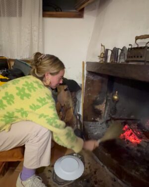 Paula Usero Instagram - Nunca llegué a subir este recap de lo que me pasó en Octubre (que fueron muchas cosas)y ahora me ha apetecido mucho. 
Fui al pueblo y cogí níscalos, hice fuego para sorpresa de muchos, me resfrié, me hice caldos y sopas y estuve muchos días en pijama. Cocinamos en el día de la Comunidad Valenciana un arroz al horno y terminé el mes celebrando mi cumpleaños número 33. 
🤎🤎🤎