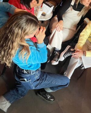 Paula Usero Instagram - He cumplido 33 años, y aún sin creérmelo del todo, organicé una fiesta, jugamos al bingo, hice y me hicieron regalos y comimos un pastel increíble🤍 
Gracias a todas por venir y ser parte, os quiero❤️