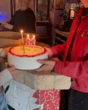Paula Usero Instagram - He cumplido 33 años, y aún sin creérmelo del todo, organicé una fiesta, jugamos al bingo, hice y me hicieron regalos y comimos un pastel increíble🤍 
Gracias a todas por venir y ser parte, os quiero❤️