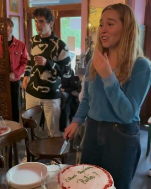 Paula Usero Instagram - He cumplido 33 años, y aún sin creérmelo del todo, organicé una fiesta, jugamos al bingo, hice y me hicieron regalos y comimos un pastel increíble🤍 
Gracias a todas por venir y ser parte, os quiero❤️