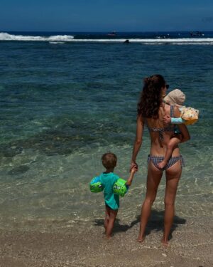 Pauline Hoarau Instagram - Family part I 🫶🏻🌊☀️⛰️🏝️🇷🇪