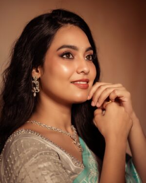Pavithra Janani Instagram - “The art of Slow and Steady progress 
can be a Game-Changer”

Makeup & Hairdo @jeru_bridal_studioo 
Blouse Aari work @alank_ritaa 
Stitched by @stitch_vyshnavee_sarath 
Photography @xposurestudio.in 

#bb8 #pavithrajanani 
#biggbossseason8tamil 
#vijaytelevision 
#disneyplushotstar 
#biggboss8