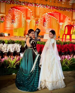 Payal Pati Instagram - Mera jhumka🫠🤍
.
With - @drushtita.patil 
Looks - @nikita_keni_patil_makeupartst 
  @_pratikshamakeover_ 
Beautiful outfits - @sukhii_official_