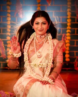 Payal Pati Instagram - तूच पार्वती, महासती तू श्रीरामवरदायिनी तूच माया महाशक्ती तूच माता तुळजाभवानी🙏♥️

तूच गौरी माता रेणूका तूच विंध्याचलवासिनी तूच दुर्गा, चेडिको तू, तूच दुष्टसंहारिणी🙏♥️

तूच लक्ष्मी वैष्णवदेवी तूच प्रगट नारायणी तूच अंबा, माता जगदंबा तूच करवीरवासिनी🙏♥️

तूच शक्ती, महाकाली तूच माता कात्यायनी तूच चामुंडा, आदिशक्ती तूच भक्तदुखः निवारिणी🙏♥️

तूच अंबिका, वज्रेश्वरी तूच आई जिवदानी तूच शारदा देवी सरस्वती तूच विद्यावरदायिनी🙏♥️

तूच वैखरी, अनसुया तूच त्रिदेव दत्त जननी तूच रुक्मिणी, महामाया तू, तूच मंगलकारिणी🙏♥️

तूच गायत्री शाकंबरी तू तूच भवसंकटहरिणी तूच विद्युल्लता शिवनेत्रीर्ची तूच शिववरदायिनी🙏♥️

तूच रति मदनाची तूच सौन्दर्यमोहिनी तूच सावित्री सीता तू रामहृदयवासिनी

तूच अहिल्या, द्रौपदी तू श्रीकृष्ण धर्मभगिनी तूच प्रतिभा मानवाची तूच मुक्ती वरदायिनी🙏♥️