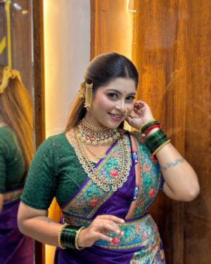 Payal Pati Instagram - AASHI MI GAVNAR NAYY 🫵🏻😍

Look - @makeup_by_saylipatil 

#aagri #aagrikoli #aagrikoliswagstar⛵😎 #aagriqueen👑 #aagrikolicommunity #aagrikatta #aagrikoligeet #aagriculture #marathi #marathimulgi #marathiculture #treditionallook❤️ #treding #photo #photooftheday #look #lookdodia #lookoftheday #makeup #makeupartist #jwellery #saree #outfit #aagrikolimakeupbride
