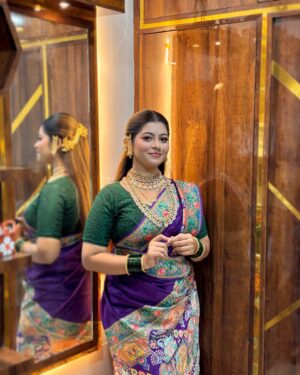 Payal Pati Instagram - AASHI MI GAVNAR NAYY 🫵🏻😍

Look - @makeup_by_saylipatil 

#aagri #aagrikoli #aagrikoliswagstar⛵😎 #aagriqueen👑 #aagrikolicommunity #aagrikatta #aagrikoligeet #aagriculture #marathi #marathimulgi #marathiculture #treditionallook❤️ #treding #photo #photooftheday #look #lookdodia #lookoftheday #makeup #makeupartist #jwellery #saree #outfit #aagrikolimakeupbride