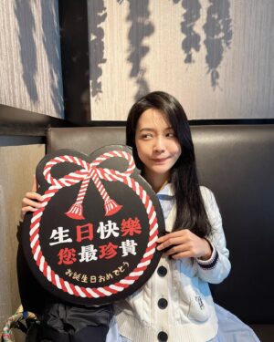 Pei-Pei Ho Instagram - 四十而不惑，明白了什麼 ?
四十年彈指一揮間，在經歷了許多疑惑、
彷徨、振奮、欣喜之後，是沉思，是恍然大悟……
然後，到底悟了什麼也就只有自己知道了
（所以是什麼😧🤫🤣幹嘛跟你說）
皆是人間惆悵客，豈有歲月可回頭
一切都是成長！
感謝過去，造就今天的我，
未來繼續穩穩的走下去👣
#何蓓蓓 #birthday #cake #icecreamcake #icecream #strewberry #pistachio #ilovemylife