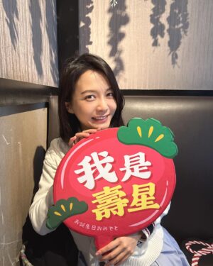 Pei-Pei Ho Instagram - 四十而不惑，明白了什麼 ?
四十年彈指一揮間，在經歷了許多疑惑、
彷徨、振奮、欣喜之後，是沉思，是恍然大悟……
然後，到底悟了什麼也就只有自己知道了
（所以是什麼😧🤫🤣幹嘛跟你說）
皆是人間惆悵客，豈有歲月可回頭
一切都是成長！
感謝過去，造就今天的我，
未來繼續穩穩的走下去👣
#何蓓蓓 #birthday #cake #icecreamcake #icecream #strewberry #pistachio #ilovemylife