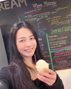 Pei-Pei Ho Instagram - 寶蓓，我回來了！
假期結束⋯😔
回台灣過聖誕節🎄
下次我再來🥰

#何蓓蓓 #la #aquarium #travelphotography #travel #xmas #調時差