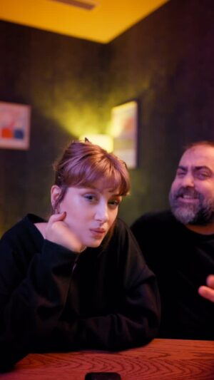 Pelin Orhuner Instagram - Pelin, Batu’yu zorla falcıya götürür ama Batu’nun tek gördüğü şey… POS CİHAZI! 💳😂