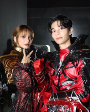 Pichsinee Veerasuthima Instagram - ‘โคตรอยากตั้งใจทำให้ดีที่สุดเลยว่ะ 
แค่คนฟังได้ฟังสิ่งที่พวกเราตั้งใจทำขนาดนี้
ก็โคตรคุ้มแล้วที่ได้ทำ แพ้ชนะ ช่างแม่ง’
หน้ากากโทสะโมหะ दोस 👺🧨🔥❤️‍🔥🖤

(เขียนยาวหน่อยนะคะ เก็บไว้นานเกิน55)

ขอบคุณ my soulmate @jeffsatur ☄️🤹🏻‍♂️✨
ที่ดึงโบกี้ผู้วิตกกังวลขั้นวิกฤตในทุกการแข่งขัน
เข้ามาอยู่ในรายการนี้จนได้55555555

เราต่างไม่มั่นใจในตัวเองแต่ดันมามั่นใจในกันและกันซะงั้น
“กูไม่เชื่อในตัวเอง แต่กูเชื่อในตัวมึง” นี่คนหรือไฟฟ้ากระแสสลับ
อ่ะ ‘มึงชวน’ ‘กูไป’ แค่นั้นเลย ตอนนั้นก็งงนะ55555555
หลังจากรับปากไปก็ได้แต่คิดว่ามันจะเกิดขึ้นจริงหรอเนี่ย
พวกเราแทบไม่มีเวลาหายใจกันแล้วนะ แต่เราก็ทำมันได้แฮะ

หลังตกลงว่าเราจะไปรายการนี้คู่กัน
ไอ้ความไม่มั่นใจในตัวเองอย่างสุดโต่งที่มีมาตลอด
ถึงคราต้องฝืนกลืนเข้าไปก่อน แล้วดื่มน้ำตามหลายอึก
เพื่อไม่ให้มันออกมาทำลายตัวเองซ้ำๆเหมือนที่ผ่านมา
ความฝันครั้งนี้ไม่ได้มีแค่เราคนเดียว แต่มีคนข้างๆ 
ที่โคตรยิ่งใหญ่และมีปลายทางเดียวกัน เอาวะ ลุย

เราแบ่งแยกหน้าที่ของแต่ละคนอย่างเหมาะสม
โทสะโมหะ ทั้งชื่อหน้ากาก คอนเซป ความหมาย
เจฟเป็นคนคิดเองทั้งหมด รวมถึงการเลือกเพลง 
80%  ของเพลงในโชว์ เจฟจะเป็นคนเลือก
ส่วนพาร์ทดนตรี รายละเอียดการร้อง การดีไซน์ 
ไลน์ประสาน ออกแบบเสียงร้อง ยกให้เป็นหน้าที่โบ
คอยส่งกันไปส่งกันมาจนกว่าจะพอใจในทุกรอบ

เจฟคือบุคคลที่ทำได้ทุกอย่าง ไม่เคยปฏิเสธที่พยายาม
ไม่ว่าสิ่งนั้นจะท้าทายหรือยากแค่ไหนก็กล้าทำหมด
ทุกเสียงร้องที่ส่งกลับมา มันสุดยอดมากทุกครั้ง
โดยไม่ต้องบรีฟอะไรเลย แค่ร้องเล่นๆ ยังโคตรเจ๋ง

มึงเท่มากเจฟ เก่งมากเกินกว่าคำว่าเก่ง
มึงมันสุดยอดจริง กูโคตรศรัทธาในตัวมึงเลย
มึงเกิดมาเพื่อทำสิ่งนี้จริงๆ ขอบคุณนะที่เดินทางมาด้วยกัน
กูภูมิใจในตัวมึงมากๆ จนเสี้ยวเล็กๆ ของความภูมิใจ
ที่หล่นจากความภูมิใจในตัวมึงนั้น สะท้อนกลับมาทำให้
กูแอบภูมิใจในตัวเองขึ้นมาบ้าง เวลาได้ยืนข้างมึง🤍🖤
มึงสมควรที่จะได้รับความรักจากทุกคนบนโลกนี้จริงๆ

ประสบการณ์ครั้งนี้สนุกจนอยากจำมันไปทั้งชีวิต
ชัยชนะครั้งนี้สำหรับเราทั้งคู่ มันคือผลพลอยได้
แต่สิ่งที่โคตรสำคัญคือระหว่างทางที่เราได้ทำโชว์เจ๋งๆ 
ที่ชีวิตนี้ยังไม่เคยได้ทำมาก่อนอย่างสุดความสามารถ

ฝากติดตามผลงานเพลงของเราทั้งคู่ด้วยน้า 🤹🏽‍♀️🎪🤹🏻‍♂️
สุดท้าย สิ่งที่ยากที่สุดคือการหลบหนีความเป็นตัวเองนี่แหละ
ไม่หนงไม่หนีมันแล้ว โบกี้ไลอ้อนเองค่ะ :-)