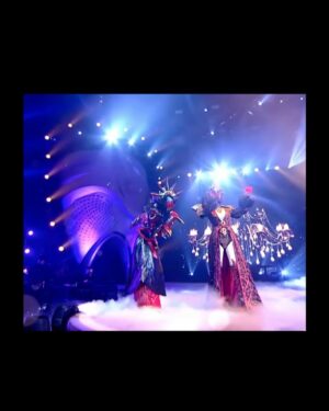 Pichsinee Veerasuthima Instagram - ‘โคตรอยากตั้งใจทำให้ดีที่สุดเลยว่ะ 
แค่คนฟังได้ฟังสิ่งที่พวกเราตั้งใจทำขนาดนี้
ก็โคตรคุ้มแล้วที่ได้ทำ แพ้ชนะ ช่างแม่ง’
หน้ากากโทสะโมหะ दोस 👺🧨🔥❤️‍🔥🖤

(เขียนยาวหน่อยนะคะ เก็บไว้นานเกิน55)

ขอบคุณ my soulmate @jeffsatur ☄️🤹🏻‍♂️✨
ที่ดึงโบกี้ผู้วิตกกังวลขั้นวิกฤตในทุกการแข่งขัน
เข้ามาอยู่ในรายการนี้จนได้55555555

เราต่างไม่มั่นใจในตัวเองแต่ดันมามั่นใจในกันและกันซะงั้น
“กูไม่เชื่อในตัวเอง แต่กูเชื่อในตัวมึง” นี่คนหรือไฟฟ้ากระแสสลับ
อ่ะ ‘มึงชวน’ ‘กูไป’ แค่นั้นเลย ตอนนั้นก็งงนะ55555555
หลังจากรับปากไปก็ได้แต่คิดว่ามันจะเกิดขึ้นจริงหรอเนี่ย
พวกเราแทบไม่มีเวลาหายใจกันแล้วนะ แต่เราก็ทำมันได้แฮะ

หลังตกลงว่าเราจะไปรายการนี้คู่กัน
ไอ้ความไม่มั่นใจในตัวเองอย่างสุดโต่งที่มีมาตลอด
ถึงคราต้องฝืนกลืนเข้าไปก่อน แล้วดื่มน้ำตามหลายอึก
เพื่อไม่ให้มันออกมาทำลายตัวเองซ้ำๆเหมือนที่ผ่านมา
ความฝันครั้งนี้ไม่ได้มีแค่เราคนเดียว แต่มีคนข้างๆ 
ที่โคตรยิ่งใหญ่และมีปลายทางเดียวกัน เอาวะ ลุย

เราแบ่งแยกหน้าที่ของแต่ละคนอย่างเหมาะสม
โทสะโมหะ ทั้งชื่อหน้ากาก คอนเซป ความหมาย
เจฟเป็นคนคิดเองทั้งหมด รวมถึงการเลือกเพลง 
80%  ของเพลงในโชว์ เจฟจะเป็นคนเลือก
ส่วนพาร์ทดนตรี รายละเอียดการร้อง การดีไซน์ 
ไลน์ประสาน ออกแบบเสียงร้อง ยกให้เป็นหน้าที่โบ
คอยส่งกันไปส่งกันมาจนกว่าจะพอใจในทุกรอบ

เจฟคือบุคคลที่ทำได้ทุกอย่าง ไม่เคยปฏิเสธที่พยายาม
ไม่ว่าสิ่งนั้นจะท้าทายหรือยากแค่ไหนก็กล้าทำหมด
ทุกเสียงร้องที่ส่งกลับมา มันสุดยอดมากทุกครั้ง
โดยไม่ต้องบรีฟอะไรเลย แค่ร้องเล่นๆ ยังโคตรเจ๋ง

มึงเท่มากเจฟ เก่งมากเกินกว่าคำว่าเก่ง
มึงมันสุดยอดจริง กูโคตรศรัทธาในตัวมึงเลย
มึงเกิดมาเพื่อทำสิ่งนี้จริงๆ ขอบคุณนะที่เดินทางมาด้วยกัน
กูภูมิใจในตัวมึงมากๆ จนเสี้ยวเล็กๆ ของความภูมิใจ
ที่หล่นจากความภูมิใจในตัวมึงนั้น สะท้อนกลับมาทำให้
กูแอบภูมิใจในตัวเองขึ้นมาบ้าง เวลาได้ยืนข้างมึง🤍🖤
มึงสมควรที่จะได้รับความรักจากทุกคนบนโลกนี้จริงๆ

ประสบการณ์ครั้งนี้สนุกจนอยากจำมันไปทั้งชีวิต
ชัยชนะครั้งนี้สำหรับเราทั้งคู่ มันคือผลพลอยได้
แต่สิ่งที่โคตรสำคัญคือระหว่างทางที่เราได้ทำโชว์เจ๋งๆ 
ที่ชีวิตนี้ยังไม่เคยได้ทำมาก่อนอย่างสุดความสามารถ

ฝากติดตามผลงานเพลงของเราทั้งคู่ด้วยน้า 🤹🏽‍♀️🎪🤹🏻‍♂️
สุดท้าย สิ่งที่ยากที่สุดคือการหลบหนีความเป็นตัวเองนี่แหละ
ไม่หนงไม่หนีมันแล้ว โบกี้ไลอ้อนเองค่ะ :-)