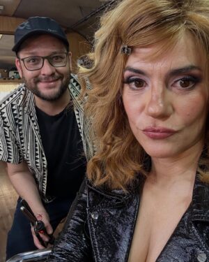 Pilar Gamboa Instagram - Terminó el rodaje de VIUDAS NEGRAS la serie escrita por Malena Pichot. Cuando empezó el rodaje yo estaba fulminada de fin de año y con vértigo de poder estar a la altura de lo que estaba tan bien escrito. Hoy puedo decir que el termómetro de que las cosas salgan buenas es divertirse como loca en las escenas y en las esperas. Y eso pasó. La risa de todo el equipo cuando escuchamos “corte” es algo que me quedará grabado para siempre. Gracias a los directores Nano y Coca que nos dieron todo con maestría para hacer de la risa un culto y además la rompieron a otro nivel. Gracias al equipo técnico porque armaron en ese set un anfiteatro de espectadores descomunales. No pasa tan seguido sentirse tan afín a esa cantidad de gente, tan amigos todos, tan creando en equipo cada segundo de esta aventura.
Y encima creo que esta serie tiene el mejor elenco de la historia. Me tocó actuar con gente que admiro con profundidad hace mucho. Un privilegio ser parte de este seleccionado de jugadores iluminados por el talento más preciado: el de pasarla bien y actuar como los dioses. 
Gracias Malena por armar este viaje, por los días de rodaje que fuimos casi sin dormir porque nuestros hijos durmieron mal la noche anterior y reírnos de eso, pero sobre todo porque fuiste la complicidad en estado puro. Me llevo para siempre cada risa nuestra en todos los lugares de ese set. Sos impresionante.
Gracias @pampafilms y sobre todo a @mariana.ponisio Mai porque fue la mejor productora de esta locura.

@flow_ar