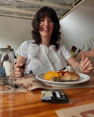 Pilar Gamboa Instagram - Terminó el rodaje de VIUDAS NEGRAS la serie escrita por Malena Pichot. Cuando empezó el rodaje yo estaba fulminada de fin de año y con vértigo de poder estar a la altura de lo que estaba tan bien escrito. Hoy puedo decir que el termómetro de que las cosas salgan buenas es divertirse como loca en las escenas y en las esperas. Y eso pasó. La risa de todo el equipo cuando escuchamos “corte” es algo que me quedará grabado para siempre. Gracias a los directores Nano y Coca que nos dieron todo con maestría para hacer de la risa un culto y además la rompieron a otro nivel. Gracias al equipo técnico porque armaron en ese set un anfiteatro de espectadores descomunales. No pasa tan seguido sentirse tan afín a esa cantidad de gente, tan amigos todos, tan creando en equipo cada segundo de esta aventura.
Y encima creo que esta serie tiene el mejor elenco de la historia. Me tocó actuar con gente que admiro con profundidad hace mucho. Un privilegio ser parte de este seleccionado de jugadores iluminados por el talento más preciado: el de pasarla bien y actuar como los dioses. 
Gracias Malena por armar este viaje, por los días de rodaje que fuimos casi sin dormir porque nuestros hijos durmieron mal la noche anterior y reírnos de eso, pero sobre todo porque fuiste la complicidad en estado puro. Me llevo para siempre cada risa nuestra en todos los lugares de ese set. Sos impresionante.
Gracias @pampafilms y sobre todo a @mariana.ponisio Mai porque fue la mejor productora de esta locura.

@flow_ar