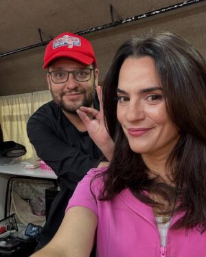 Pilar Gamboa Instagram - Terminó el rodaje de VIUDAS NEGRAS la serie escrita por Malena Pichot. Cuando empezó el rodaje yo estaba fulminada de fin de año y con vértigo de poder estar a la altura de lo que estaba tan bien escrito. Hoy puedo decir que el termómetro de que las cosas salgan buenas es divertirse como loca en las escenas y en las esperas. Y eso pasó. La risa de todo el equipo cuando escuchamos “corte” es algo que me quedará grabado para siempre. Gracias a los directores Nano y Coca que nos dieron todo con maestría para hacer de la risa un culto y además la rompieron a otro nivel. Gracias al equipo técnico porque armaron en ese set un anfiteatro de espectadores descomunales. No pasa tan seguido sentirse tan afín a esa cantidad de gente, tan amigos todos, tan creando en equipo cada segundo de esta aventura.
Y encima creo que esta serie tiene el mejor elenco de la historia. Me tocó actuar con gente que admiro con profundidad hace mucho. Un privilegio ser parte de este seleccionado de jugadores iluminados por el talento más preciado: el de pasarla bien y actuar como los dioses. 
Gracias Malena por armar este viaje, por los días de rodaje que fuimos casi sin dormir porque nuestros hijos durmieron mal la noche anterior y reírnos de eso, pero sobre todo porque fuiste la complicidad en estado puro. Me llevo para siempre cada risa nuestra en todos los lugares de ese set. Sos impresionante.
Gracias @pampafilms y sobre todo a @mariana.ponisio Mai porque fue la mejor productora de esta locura.

@flow_ar