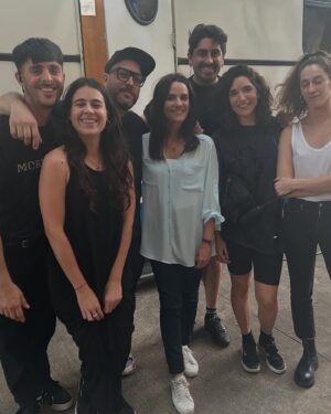 Pilar Gamboa Instagram - Terminó el rodaje de VIUDAS NEGRAS la serie escrita por Malena Pichot. Cuando empezó el rodaje yo estaba fulminada de fin de año y con vértigo de poder estar a la altura de lo que estaba tan bien escrito. Hoy puedo decir que el termómetro de que las cosas salgan buenas es divertirse como loca en las escenas y en las esperas. Y eso pasó. La risa de todo el equipo cuando escuchamos “corte” es algo que me quedará grabado para siempre. Gracias a los directores Nano y Coca que nos dieron todo con maestría para hacer de la risa un culto y además la rompieron a otro nivel. Gracias al equipo técnico porque armaron en ese set un anfiteatro de espectadores descomunales. No pasa tan seguido sentirse tan afín a esa cantidad de gente, tan amigos todos, tan creando en equipo cada segundo de esta aventura.
Y encima creo que esta serie tiene el mejor elenco de la historia. Me tocó actuar con gente que admiro con profundidad hace mucho. Un privilegio ser parte de este seleccionado de jugadores iluminados por el talento más preciado: el de pasarla bien y actuar como los dioses. 
Gracias Malena por armar este viaje, por los días de rodaje que fuimos casi sin dormir porque nuestros hijos durmieron mal la noche anterior y reírnos de eso, pero sobre todo porque fuiste la complicidad en estado puro. Me llevo para siempre cada risa nuestra en todos los lugares de ese set. Sos impresionante.
Gracias @pampafilms y sobre todo a @mariana.ponisio Mai porque fue la mejor productora de esta locura.

@flow_ar