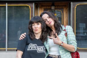 Pilar Gamboa Instagram - Arrancó el rodaje de Viudas Negras 🤩
Una comedia negra, protagonizada por Pilar Gamboa y Malena Pichot.  La serie narra la historia de Maru (Pilar Gamboa), una mujer que lleva una vida acomodada en un barrio cerrado, y su amiga Mica (Malena Pichot), hoy emprendedora, dueña de una peluquería. En su adolescencia Maru y Mica fueron "viudas negras". Inesperadamente, este pasado vuelve hoy a sus vidas.  Es una nueva coproducción de TNT y FLOW 😎