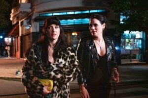 Pilar Gamboa Instagram - Arrancó el rodaje de Viudas Negras 🤩
Una comedia negra, protagonizada por Pilar Gamboa y Malena Pichot.  La serie narra la historia de Maru (Pilar Gamboa), una mujer que lleva una vida acomodada en un barrio cerrado, y su amiga Mica (Malena Pichot), hoy emprendedora, dueña de una peluquería. En su adolescencia Maru y Mica fueron "viudas negras". Inesperadamente, este pasado vuelve hoy a sus vidas.  Es una nueva coproducción de TNT y FLOW 😎